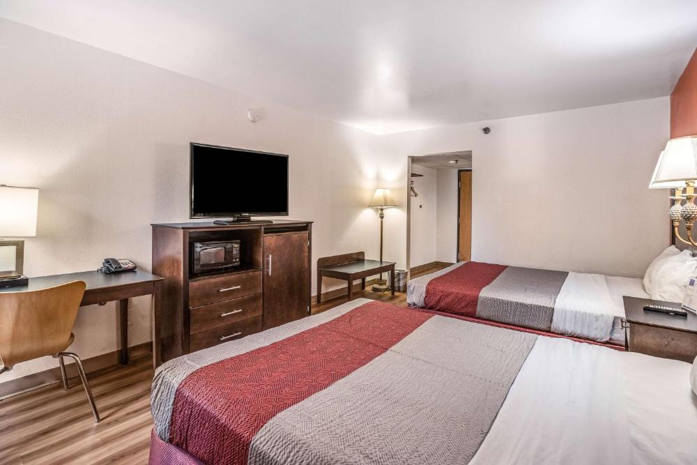 Deluxe Queen Room with Two Queen Beds - Non-Smoking interior